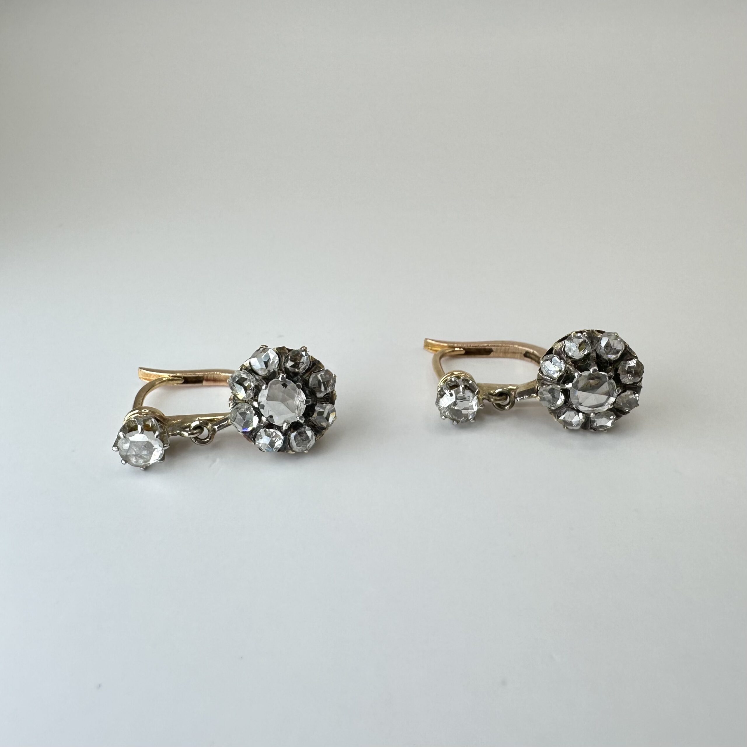 Złote kolczyki z diamentami - obrazek 2