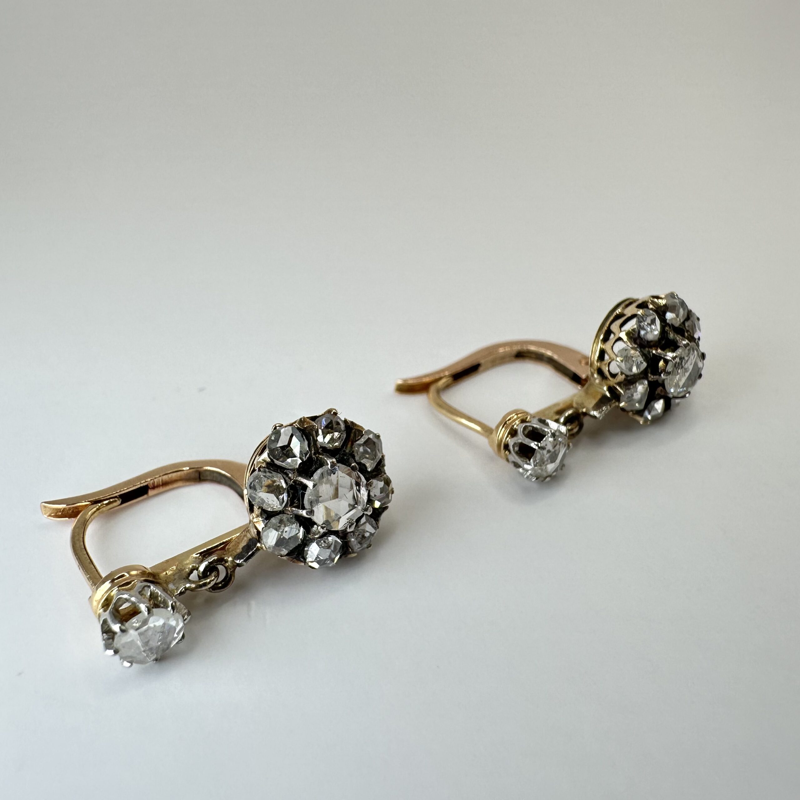 Złote kolczyki z diamentami