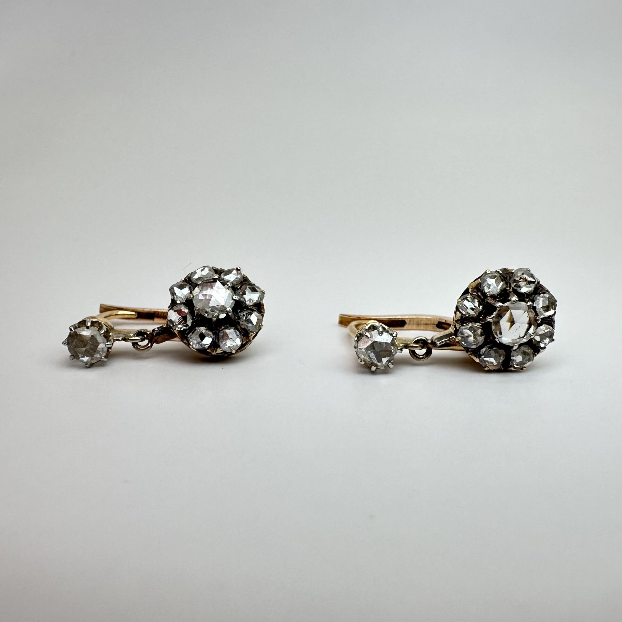 Złote kolczyki z diamentami - obrazek 3