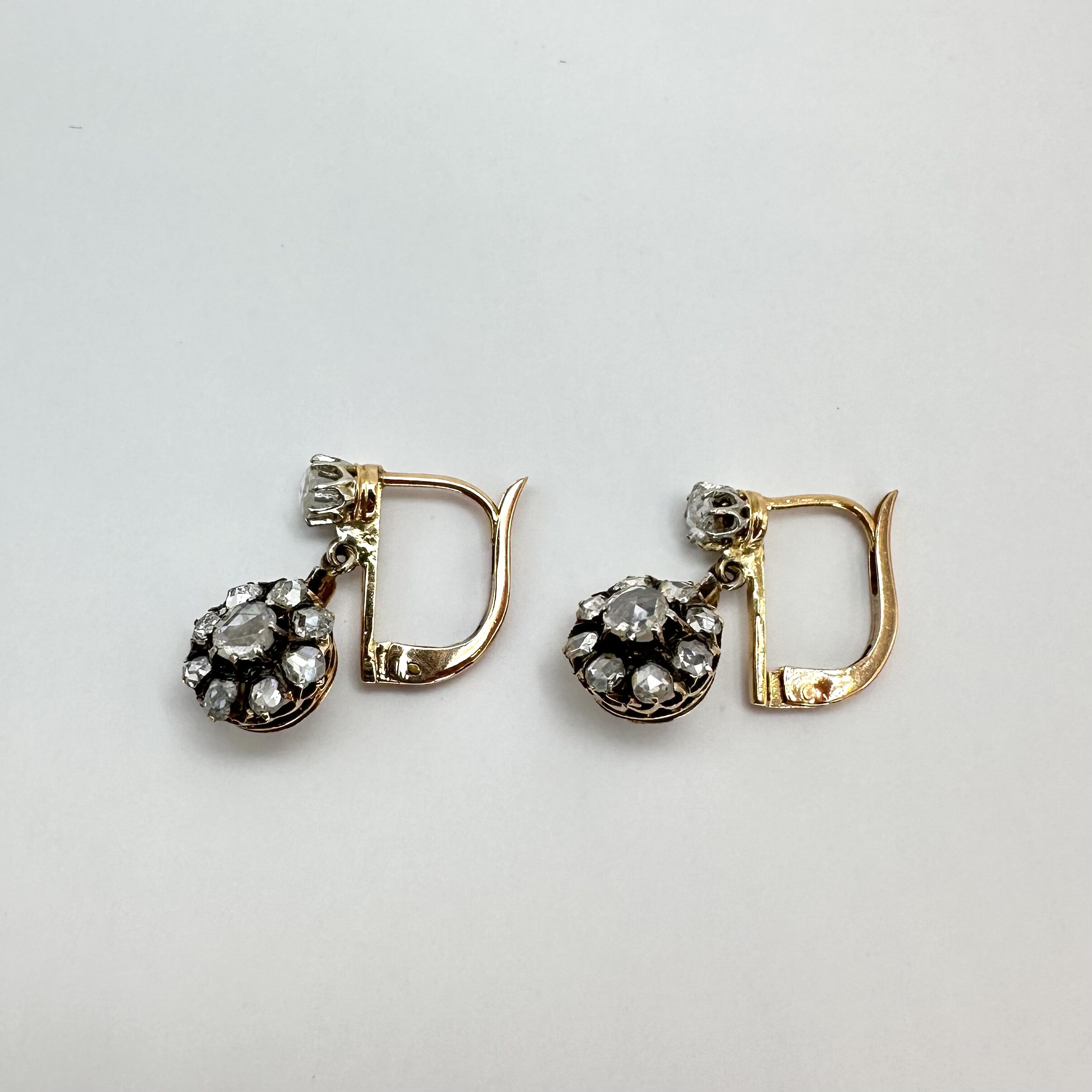 Złote kolczyki z diamentami - obrazek 4