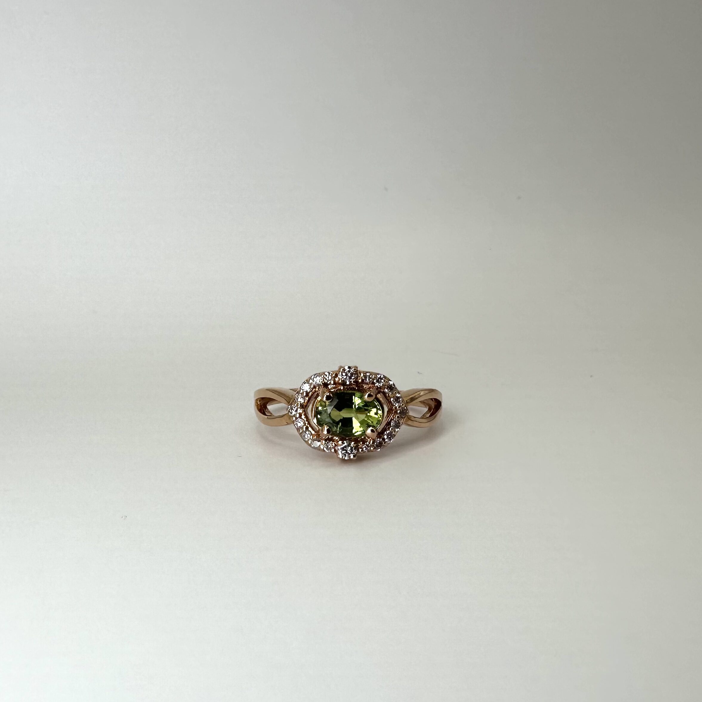 Pierścionek z zielonym Szafirem otoczony diamentami, różowe złoto - obrazek 3
