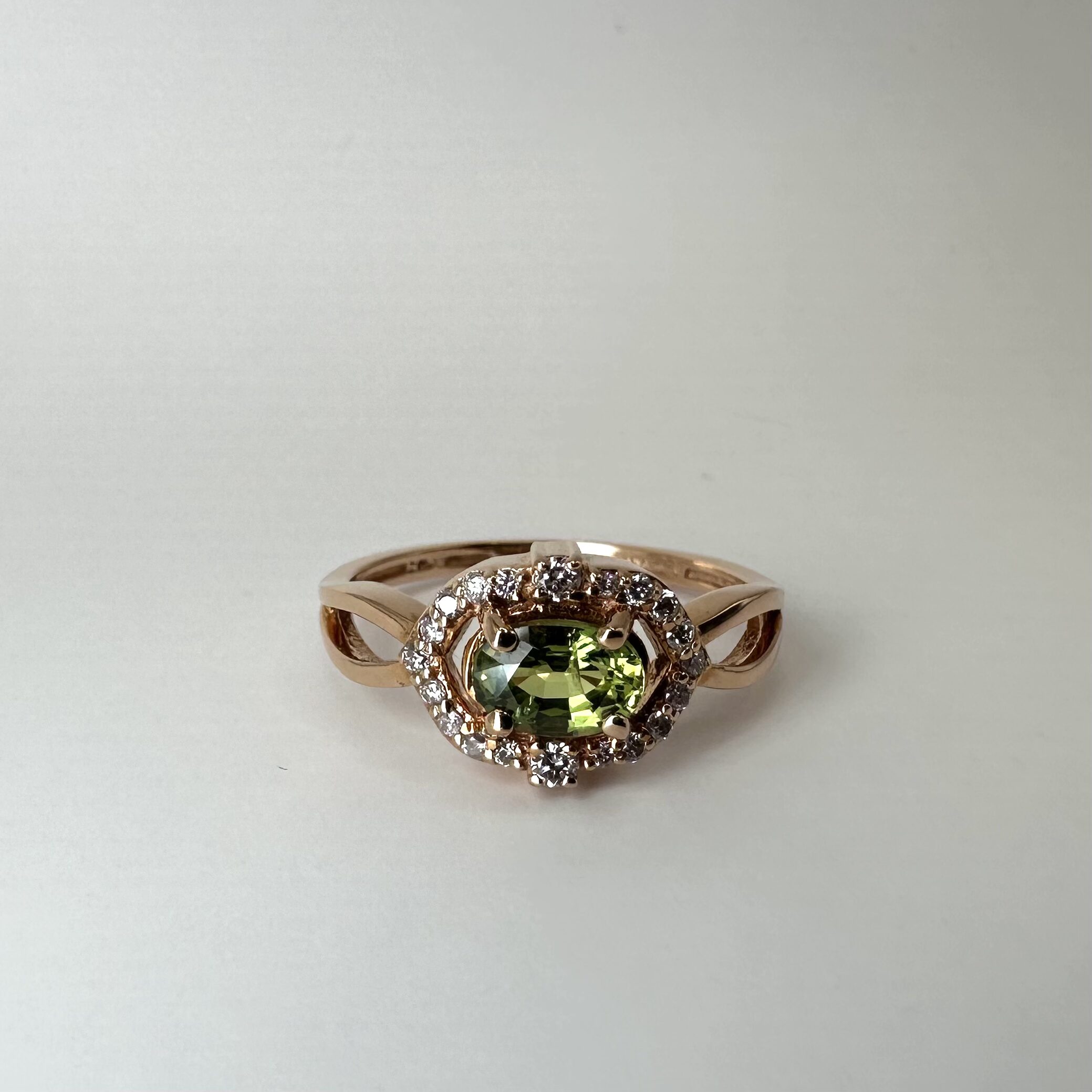 Pierścionek z zielonym Szafirem otoczony diamentami, różowe złoto