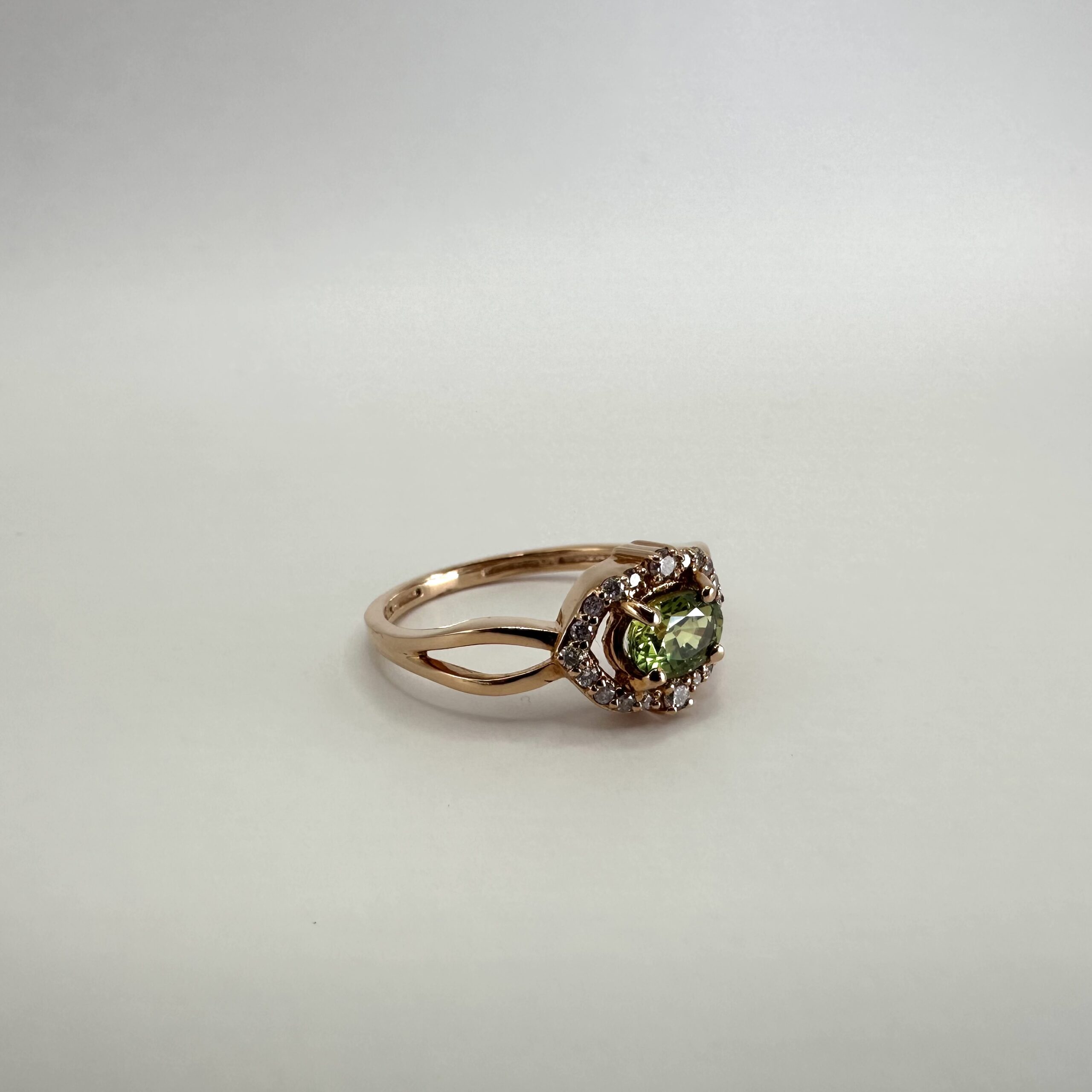 Pierścionek z zielonym Szafirem otoczony diamentami, różowe złoto - obrazek 4