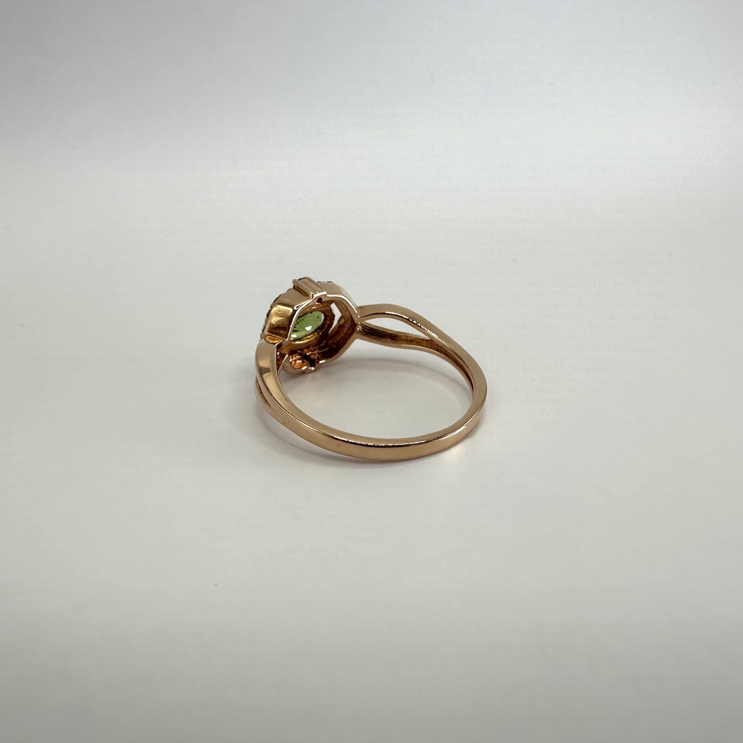 Pierścionek z zielonym Szafirem otoczony diamentami, różowe złoto - obrazek 5